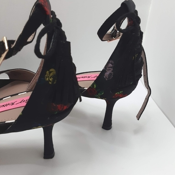 Betsy Johnson Ressy Flowered Open-Toe Stra… - Picture 3 of 7